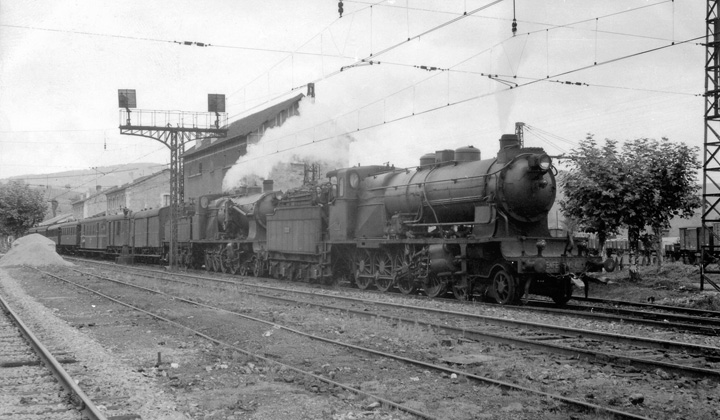 Doble tracci�n de locomotoras de la serie 4000 de Norte en la estaci�n de Alsasua. Fotograf�a de Christian Schnabel