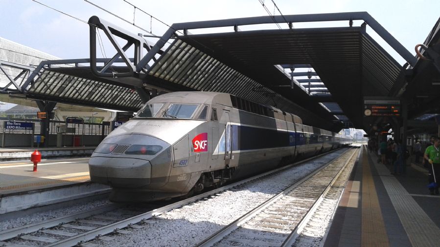 Un TGV franc�s partiendo de la estaci�n de Cadorna