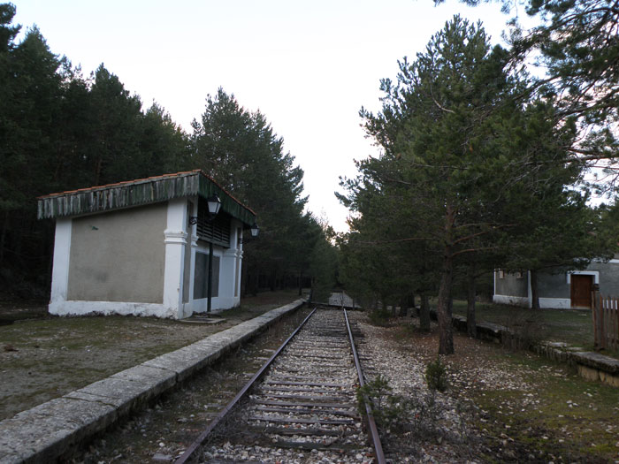 El and�n lateral conserva a�n el peque�o refugio donde los viajeros esperaban la llegada de su tren.