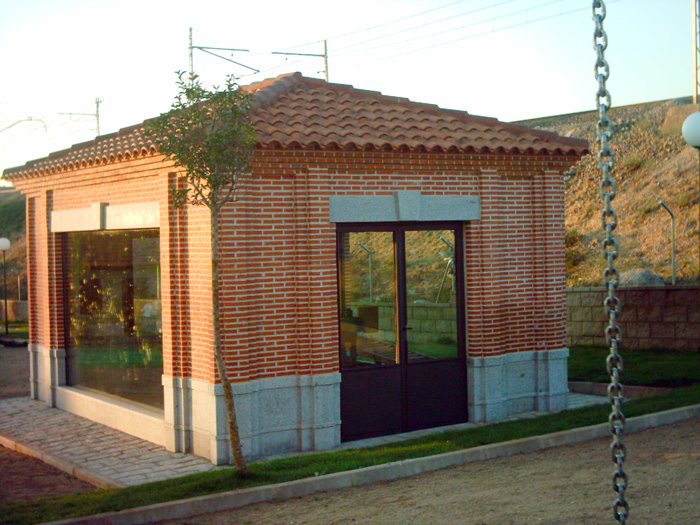 Peque�o edificio construido en el museo etnol�gico de Navalperal de P�nares (�vila) donde se ha acogido el antiguo enclavamiento de palancas 