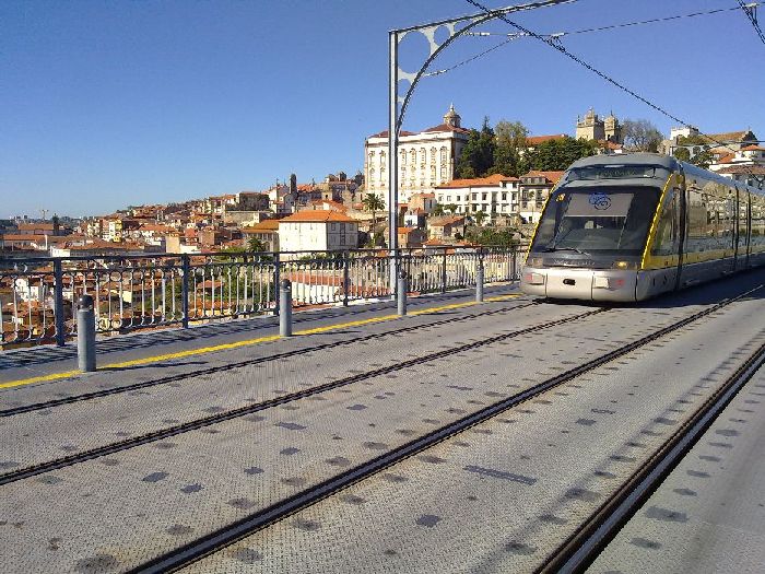 El carril va embebido en el trazado sobre el puente Luis I
