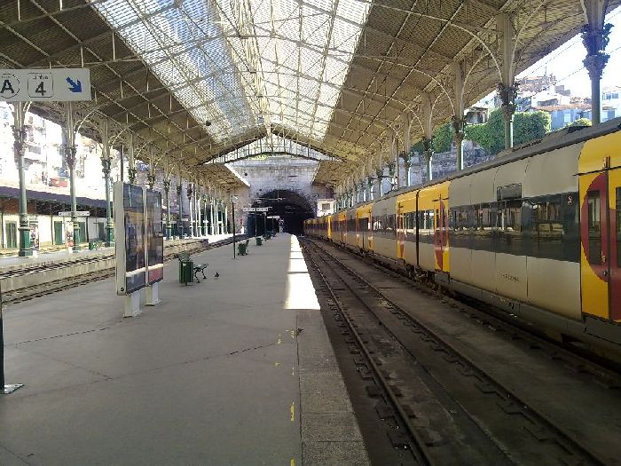 Se da la particularidad de que la zona de andenes de esta estaci�n t�rmino culmina con la entrada a un t�nel