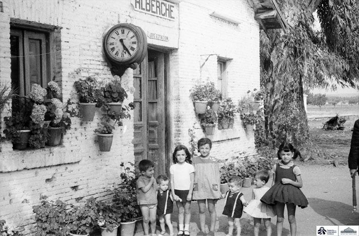 1964. Apeadero de Alberche de la l�nea de v�a estrecha de Madrid a Villa del Prado y Almorox. (1964). Foto Juan Bautista Cabrera P�rez-Caballero. Archivo Hist�rico Ferroviario