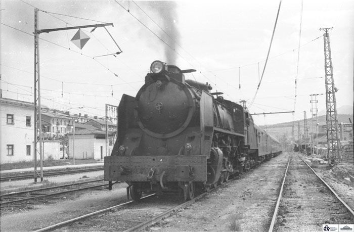 1972. Composici�n de coches de viajeros y locomotora de vapor 141 - 2320 "Mikado"  en la estaci�n de Beasain. (1972). Foto Juan Bautista Cabrera P�rez-Caballero. Archivo Hist�rico Ferroviario.