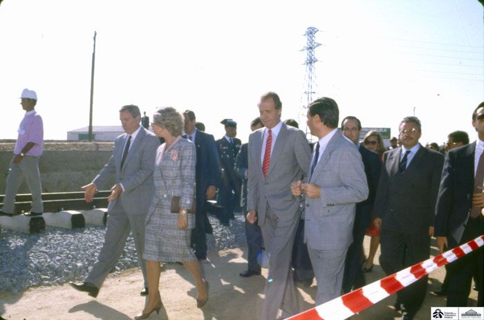 1989. El Rey Juan Carlos I de Espa�a y la Reina Sof�a en la inauguraci�n del primer tramo de ancho europeo en Parla (1989). Foto V�a Libre.  Archivo Hist�rico Ferroviario.