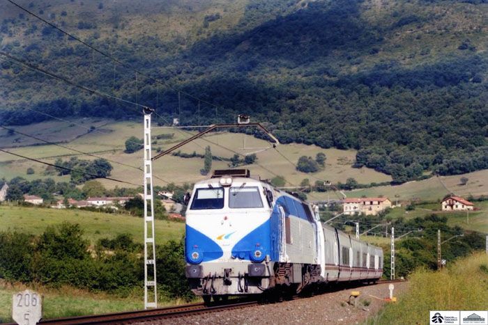 2006. Locomotora 333.202 de Renfe  remolcando el Talgo Bilbao-Madrid en Ordu�a (Vizcaya). Foto Felipe Aranda Garc�a. Archivo Hist�rico Ferroviario.