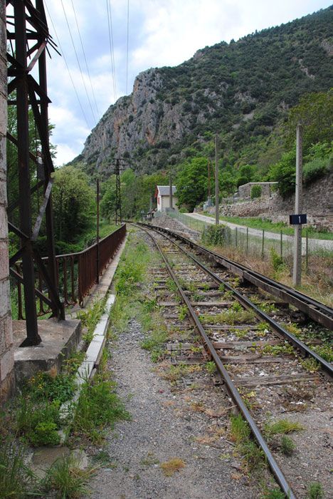 El trazado vial a punto de alcanzar la estaci�n de Villefranche-de-Conflent.