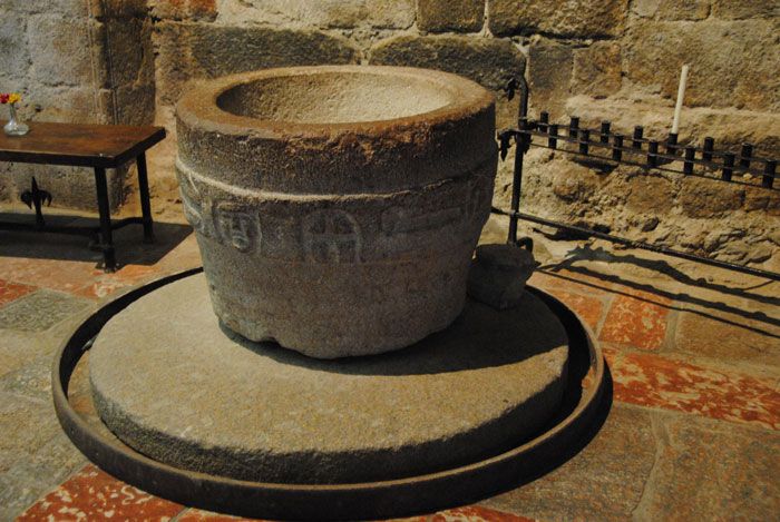 Pila bautismal rom�nica en el interior de la iglesia de Saint-Jacques, de Villefranche-de-Conflent.