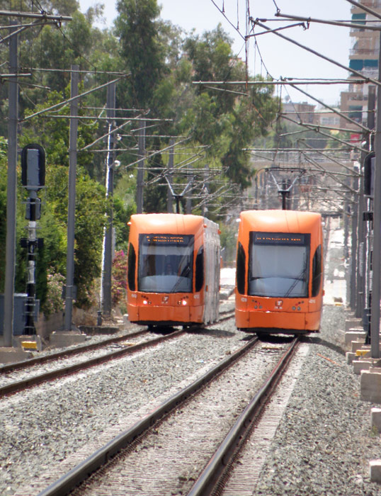 Cada unidad tiene una longitud de 37,1 metros y est� formada por tres cajas de acero inoxidable unidas con articulaciones que descansan sobre cuatro bogies, tres motores y un portante.