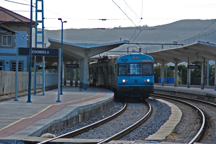 Un automotor portugus Soferame en la estacin de Redondela, de donde parte el ramal hacia Vigo.
