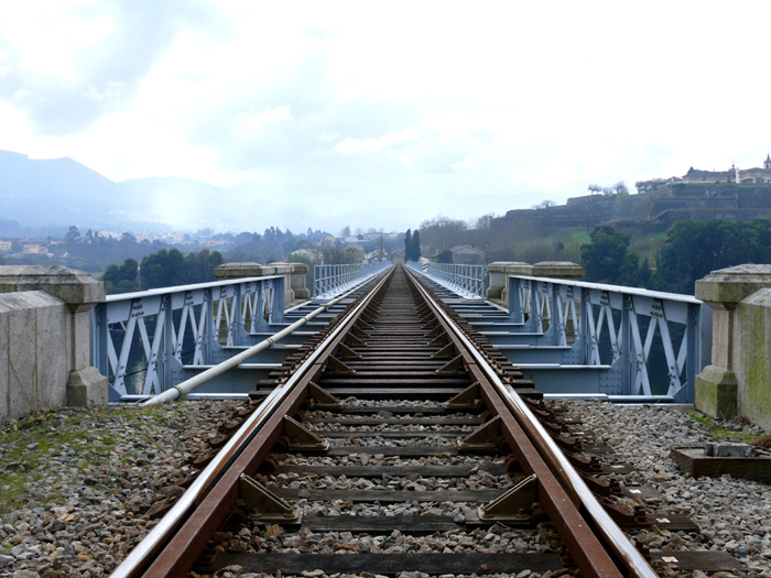 La v�a enfilando la frontera hacia Portugal en el puente internacional.  Foto A.Rial Tob�as.