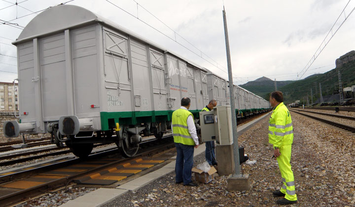 El tren hace su primera pasada, le quedan otras doce, seis por sentido, si todo va bien, pueden ser muchas m�s
