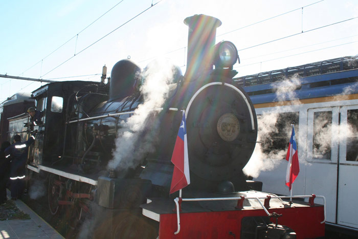 En la estaci�n de San Fernando este tren convive con otros servicios regulares, en este caso una UT 440 espa�ola que ahora rueda por Chile