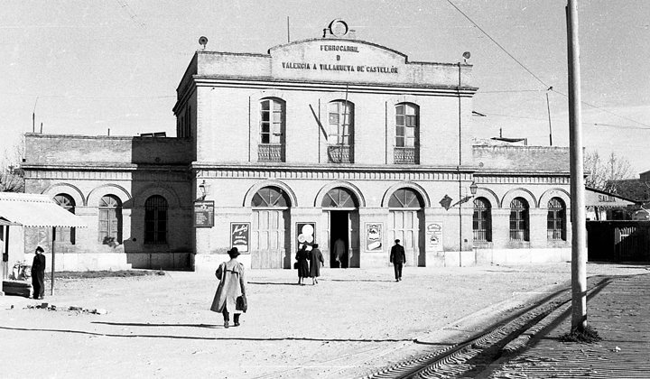 Valencia, fachada de la antigua estaci�n de Jes�s, punto de origen del ferrocarril a Castell� de la Ribera. Fotograf�a de Juan Bautista Cabrera.
