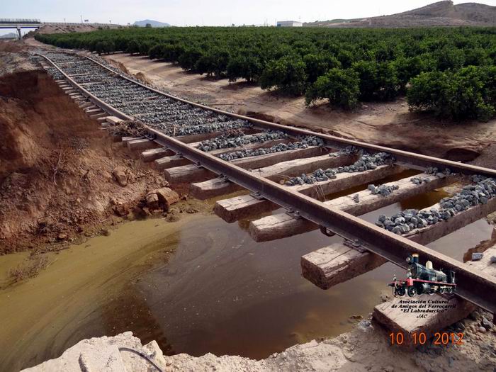 Tramo de v�a de 33 metros colgado del aire en el Km 7,450 del ramal hacia �guilas, en el paraje de La Galafa (Pulp�)