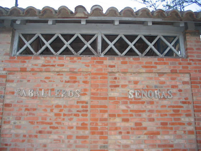 Fachada de los retretes de la estaci�n de Villaseca y Mocej�n