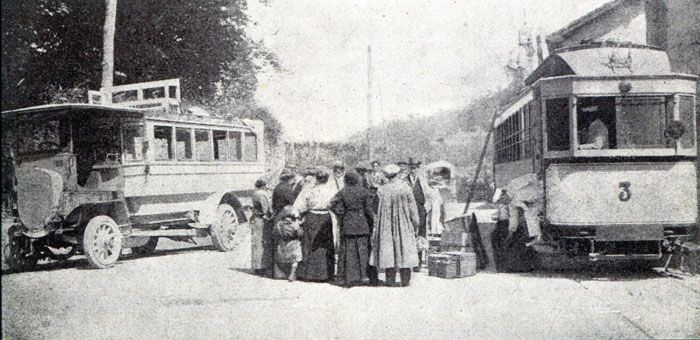 La inauguraci�n del tranv�a permiti� establecer un servicio combinado con autobuses que mejoraron la comunicaci�n entre Bilbao y Vitoria. Archivo EuskoTren/Museo Vasco del Ferrocarril