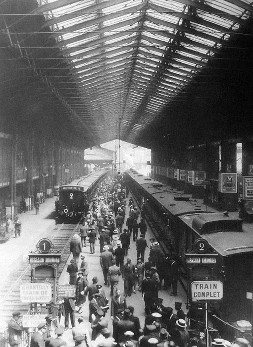 Salida de un tren de la estaci�n de Par�s-Nord.