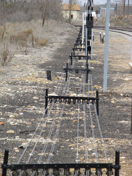 Kil�metros de cables de acero aseguran la transmisi�n de los movimientos de las se�ales desde las palancas situadas junto al edificio de viajeros