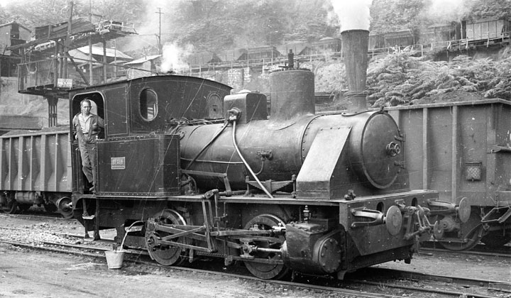 Locomotora de vapor tipo 020 de las Minas de Riosa, detenida en la estacin de La Pereda de la compaa FEVE. Archivo Histrico Ferroviario, FN-27042