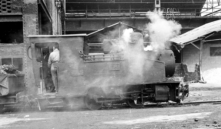 Locomotora de vapor tipo 020 de la Sociedad Metalrgica Duro-Felguera, detenida en la estacin de La Felguera. Archivo Histrico Ferroviario, FN-27043