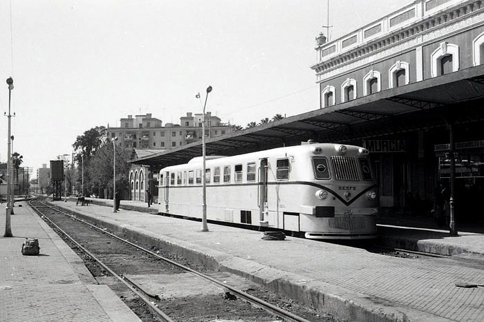 Automotor Ganz fotografiado por Trevor Rowe en la estaci�n de Murcia. Archivo EuskoTren/Museo Vasco del Ferrocarril