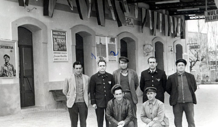 Estaci�n de Nules-Villavieja en la inauguraci�n del TER Madrid-Castell�n. Agachados, un obrero de V�a y Obras y el guardabarreras "Grillo" (1969). Archivo Hist�rico Ferroviario FF-1232