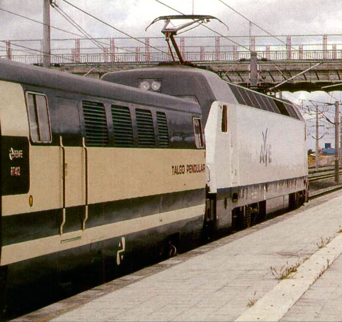 Una composici�n de seis coches Talgo 200 y el coche laboratorio AVE arrastrada por una locomotora de la serie 252 alcanza en 1994 los 303 kil�metros/hora en 24 kil�metros entre las localidades de Mora y Urda, en la l�nea de alta velocidad Madrid-Sevilla.