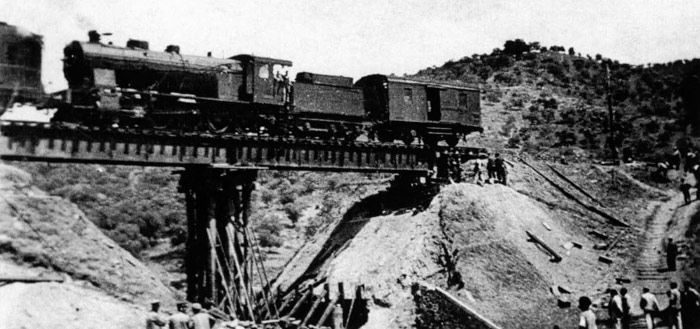 Locomotora 1100 de MZA utilizada en 1938 para hacer la prueba de carga de un puente provisional de la l�nea de M�rida a Los Rosales.