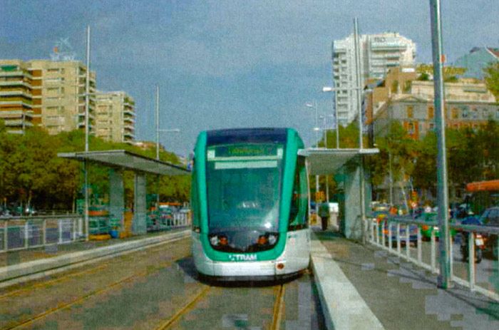 Primera unidad del Trambaix  en la avenida Diagonal de Barcelona. 