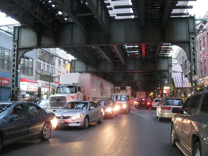 Circulaci�n rodada bajo uno de los tramos elevados del metro