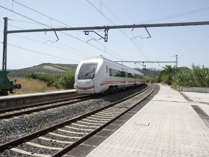 Este tren, el  13068, es el �nico tren de viajeros que recorre esta linea. Tras la construcci�n de la l�nea de alta velocidad, todos los trenes de largo recorrido han sido desviados y estaciones como Monteamayor han perdido todos los trenes de viajeros.