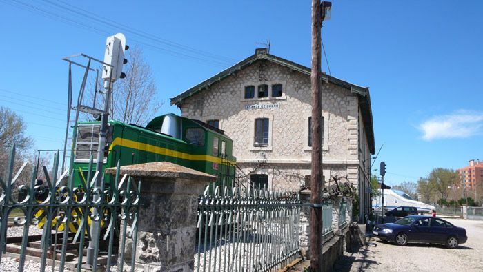 Perspectiva del museo, edificio de viajeros de la terminal Aranda Chelva con el tractor en primer trmino.