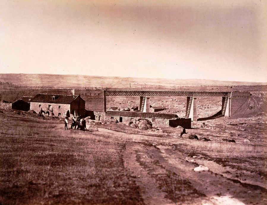 Viaducto de Lagartera, cerca de Navalperal, hoy sustituido por un terrapln. Fotografa de Jean Laurent. Archivo de la Biblioteca Nacional de Espaa. Ministerio de Cultura.