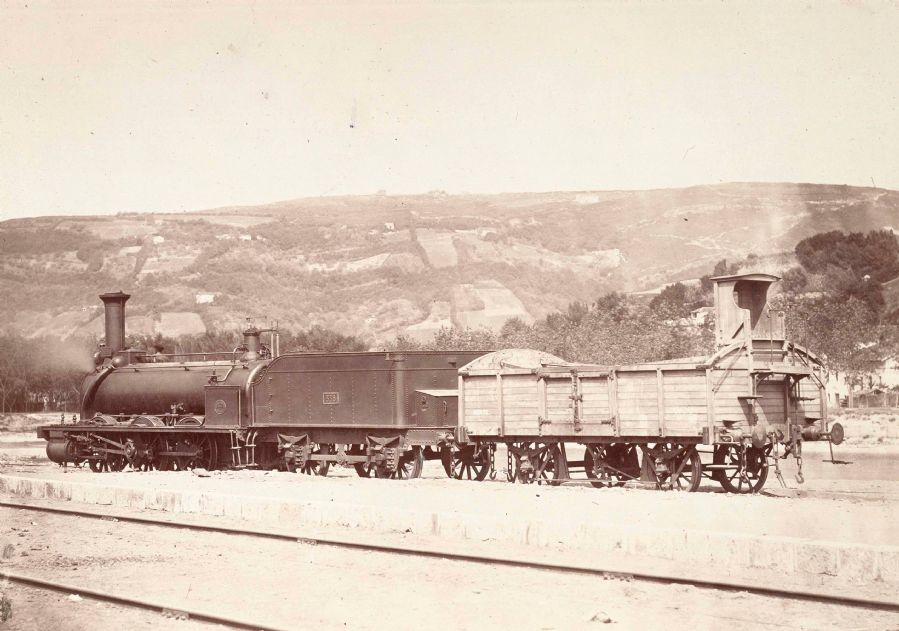 Locomotora de vapor y vagn de mercancas fotografiados en Irn en 1864. Fotografa de Jean Laurent. Archivo de la Biblioteca Nacional de Espaa. Ministerio de Cultura.