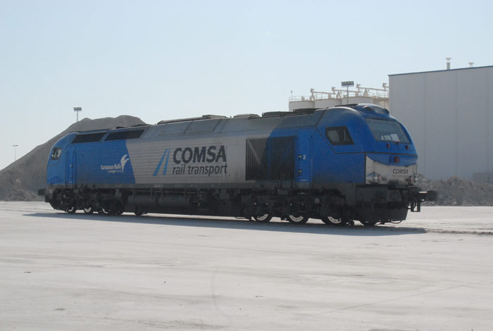 La primera locomotora que ha pasado por este tramo en las v�as del Puerto de Castell�n. Foto Juan Miguel Sastre