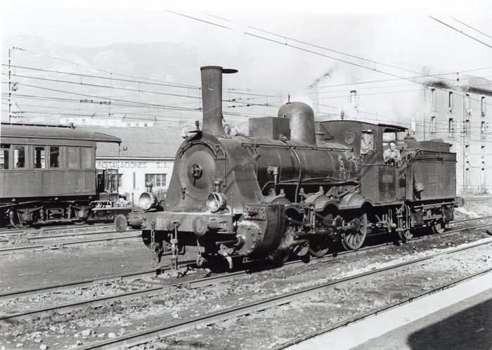La Varela de Montes atraviesa un paso a nivel en el casco urbano de Mieres arrastrando un tren de carb�n de F�brica de Mieres. 1968. Foto: F. Llaurad�.