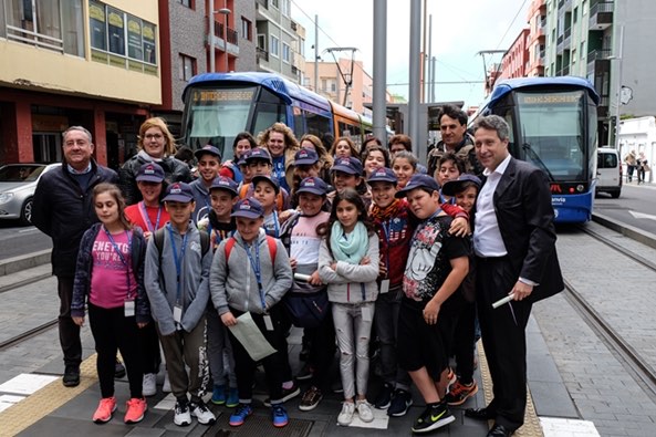 Metrotenerife celebra la séptima edición de “Leemos en el Tranvía”