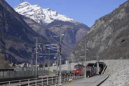 Los Ferrocarriles Suizos celebran el paso del tren n�mero 100.000 por el t�nel de San Gotardo