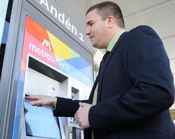 Metrotenerife implanta la navegaci�n por voz en las m�quinas expendedoras de sus paradas