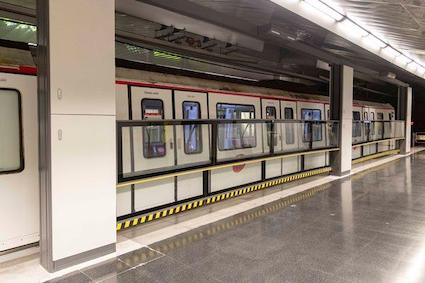 Metro de Barcelona prueba una nueva puerta de and�n vertical