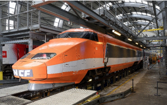 El primer TGV se despide del p�blico en las estaciones de Par�s y Lyon