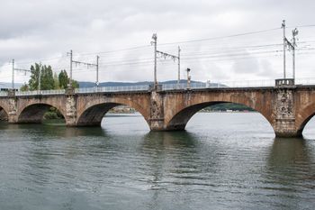 Obras de rehabilitaci�n del puente internacional sobre la desembocadura del r�o Bidasoa