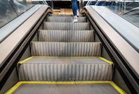 Metro de Barcelona renueva las escaleras mecnicas de las estaciones de Urgell y Rocafort