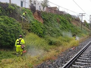 Obras de refuerzo de un talud en la l�nea Zaragoza-Lleida, a su paso por la localidad leridana de Raimat