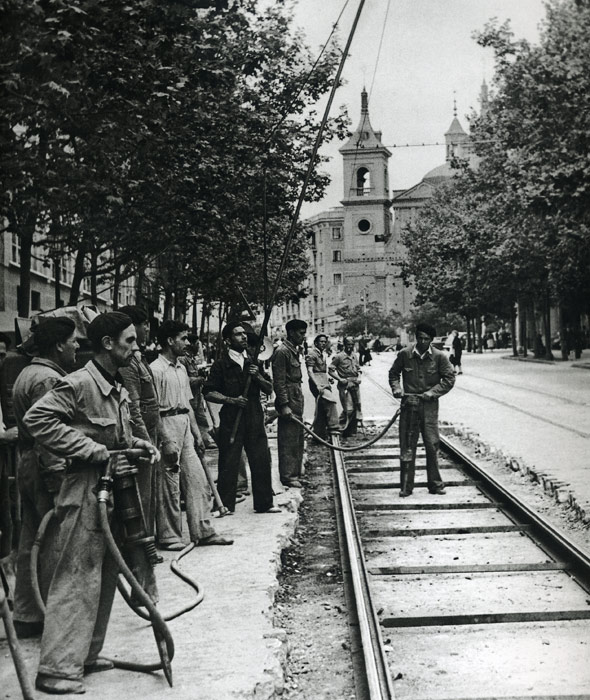 1950. Imagen de un grupo de obreros de vas y obras reparando un tramo de va.