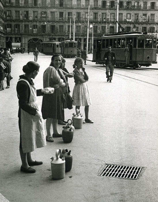 1949. Los tranvas todava atravesaban la Plaza Mayor. Un grupo de aguadoras contempla su paso