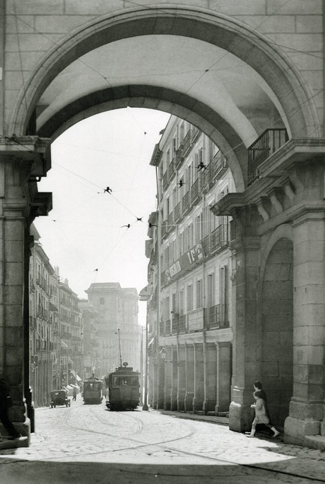 1927. Los tranvas trepan los ltimos metros de la calle Toledo antes de ingresar en la Plaza Mayor.