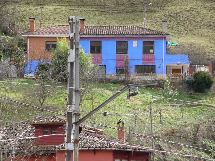 Impactante color de una casa de la aldea de Puente los Fierros, a pocos metros de las vas