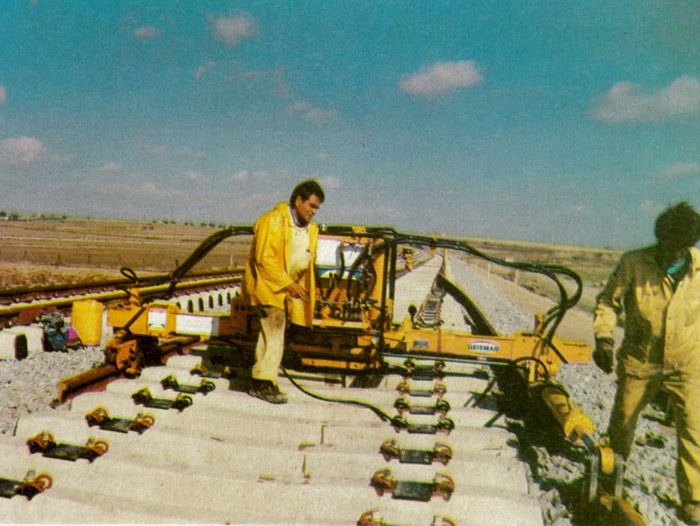 Obras en la lnea de alta velocidad Madrid-Sevilla en 1990. Posicionamiento de los carriles UIC 60 en traviesas de ancho internacional en el tramo Getafe a Villaseca.